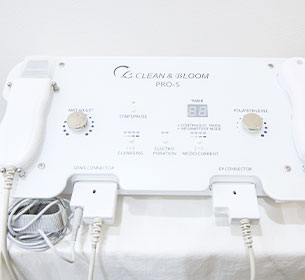 美顔器 (CLEAN & BLOOM)